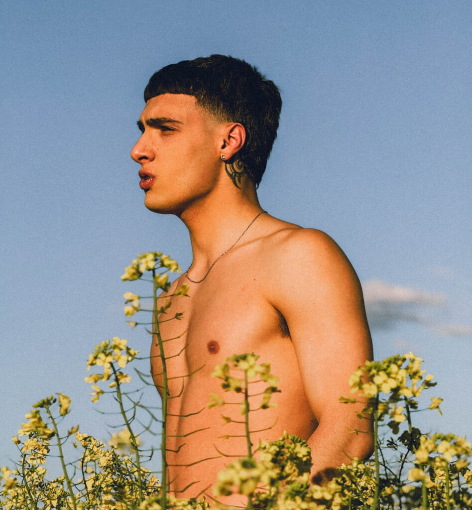 ¿QUIÉN ES TOBIKA, LA VOZ DETRÁS DE  “CHIKA HIPPIE”?